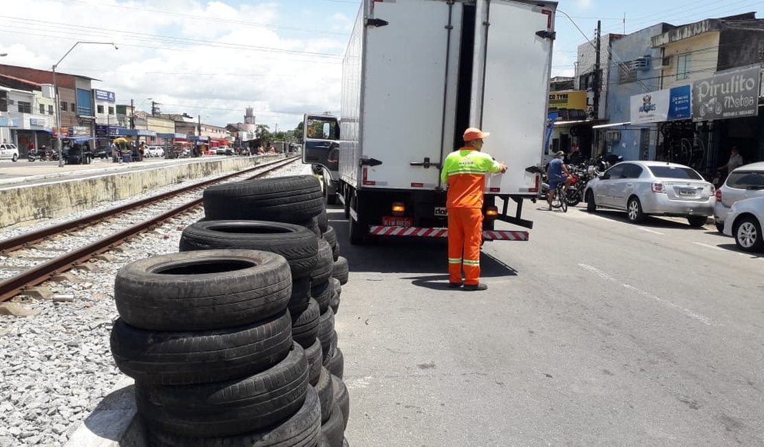 Prefeitura de Maceió realiza mutirão de coleta de pneus na orla lagunar