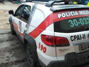 Dupla é presa com 70 bombinhas de maconha e porte ilegal de arma, em Arapiraca