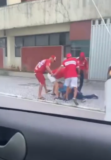 Torcedores do CRB agridem homem com camisa do CSA no Farol