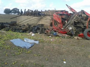 Caminhão capota e mata duas crianças em Arapiraca