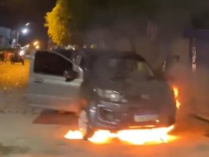 Princípio de incêndio atinge veículo na Rua São Francisco, em Arapiraca
