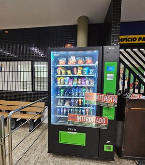 Vigilância interdita máquina que vendia lanches vencidos em faculdade de Maceió