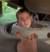 Menino de 4 anos é resgatado por policiais após prender a cabeça em roda de carreta no oeste da Bahia