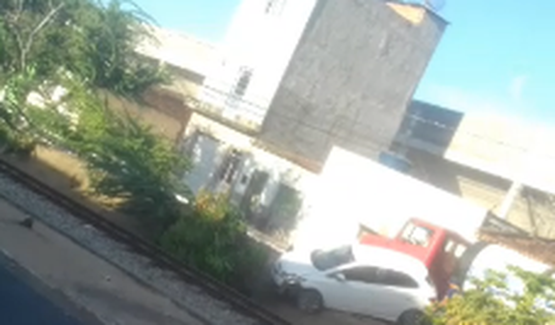 [Vídeo] Motorista perde controle e cai na linha do trem, em Arapiraca
