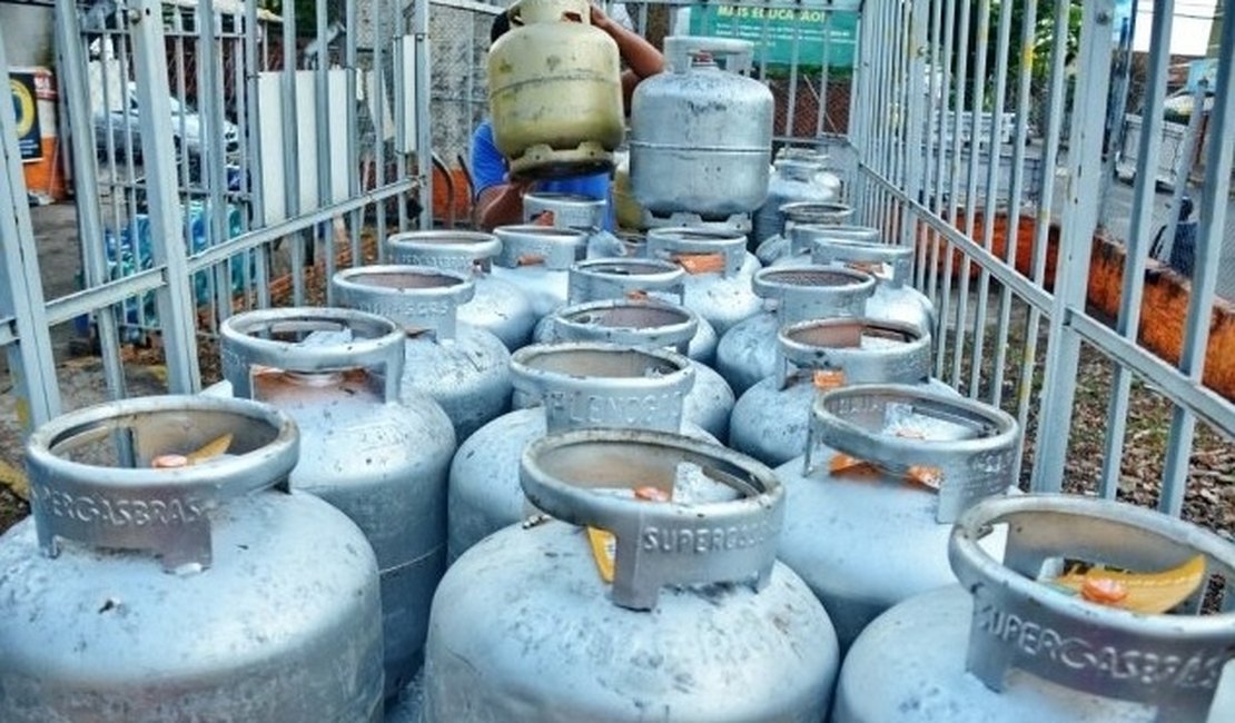 Bombeiros realizam fiscalização e apreendem 127 botijões de gás em Coruripe