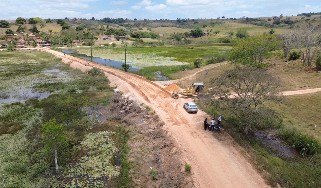 Prefeitura de Penedo conclui recuperação de estrada de acesso ao povoado Marizeiro