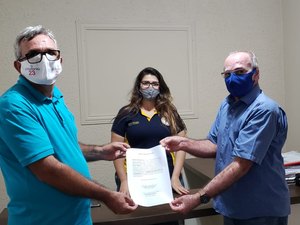 Candidato a prefeito de Taquarana, Geraldo Cícero, assina termo de compromisso futuro pagar precatórios aos professores