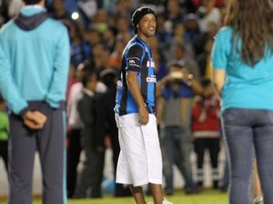 R49 é apresentado à torcida e vê time empatar