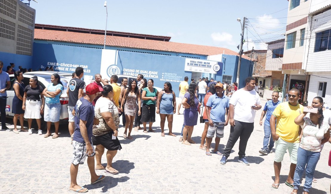 Eleitores fazem filas antes da abertura das seções em Maragogi