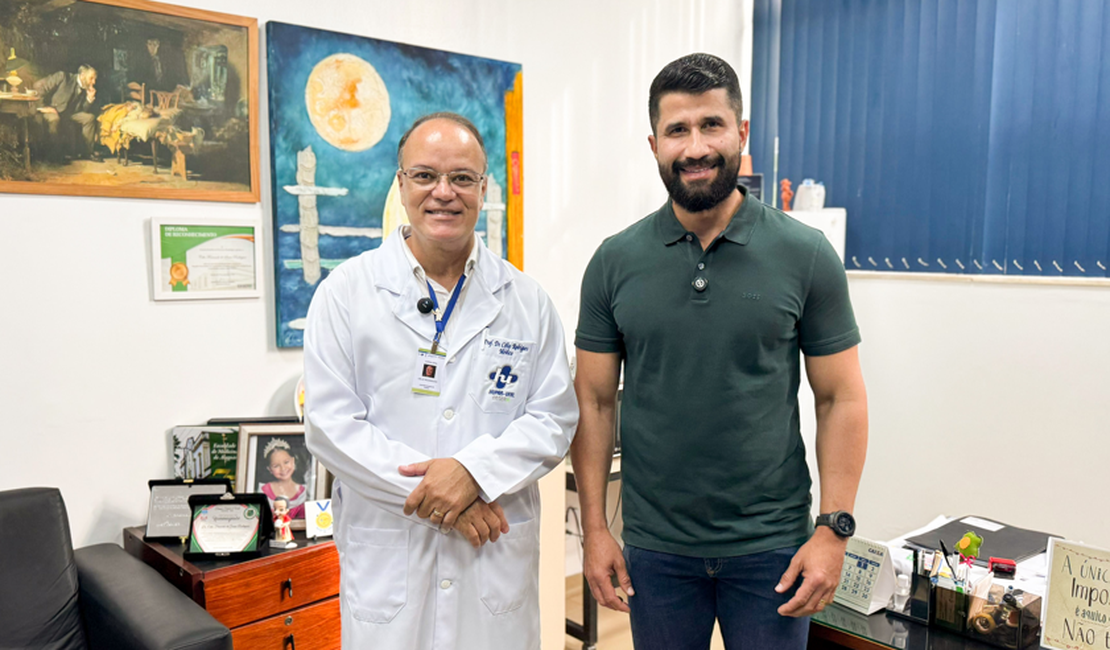 Deputado Fabio Costa entrega equipamentos ao Hospital Universitário em Maceió