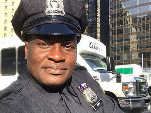 Mulher mostra ex-dançarino Jacaré com uniforme de policial no Canadá