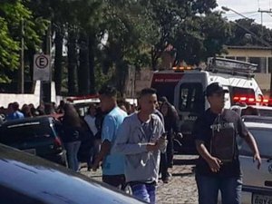 Cinco crianças, dois adolescentes e funcionário morrem em tiroteio em escola