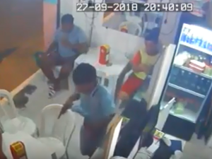 [Vídeo] Dupla em bicicleta faz arrastão em lanchonete em Maceió