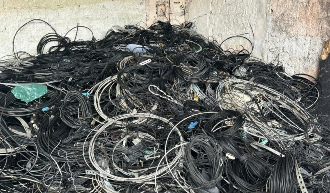 Mais de 100 toneladas de fios obsoletos são retirados dos postes de Maceió