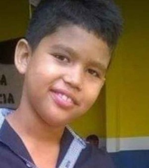 Garoto de 13 anos morre ao levar choque em celular ligado à tomada