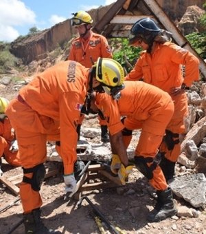 Bombeiros simulam resgate de vítimas de desabamento em Maceió