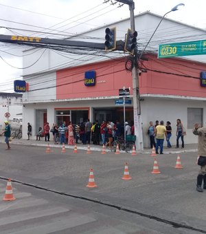 Semáforo despenca em rua do centro de Arapiraca