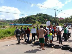 Moradores bloqueiam AL-101 para cobrar pavimentação da Ecovia Norte