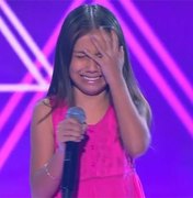 Menina chora ao ser escolhida e público canta a música no 'The Voice Kids'