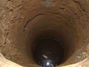Criança de 3 anos cai dentro de uma cacimba