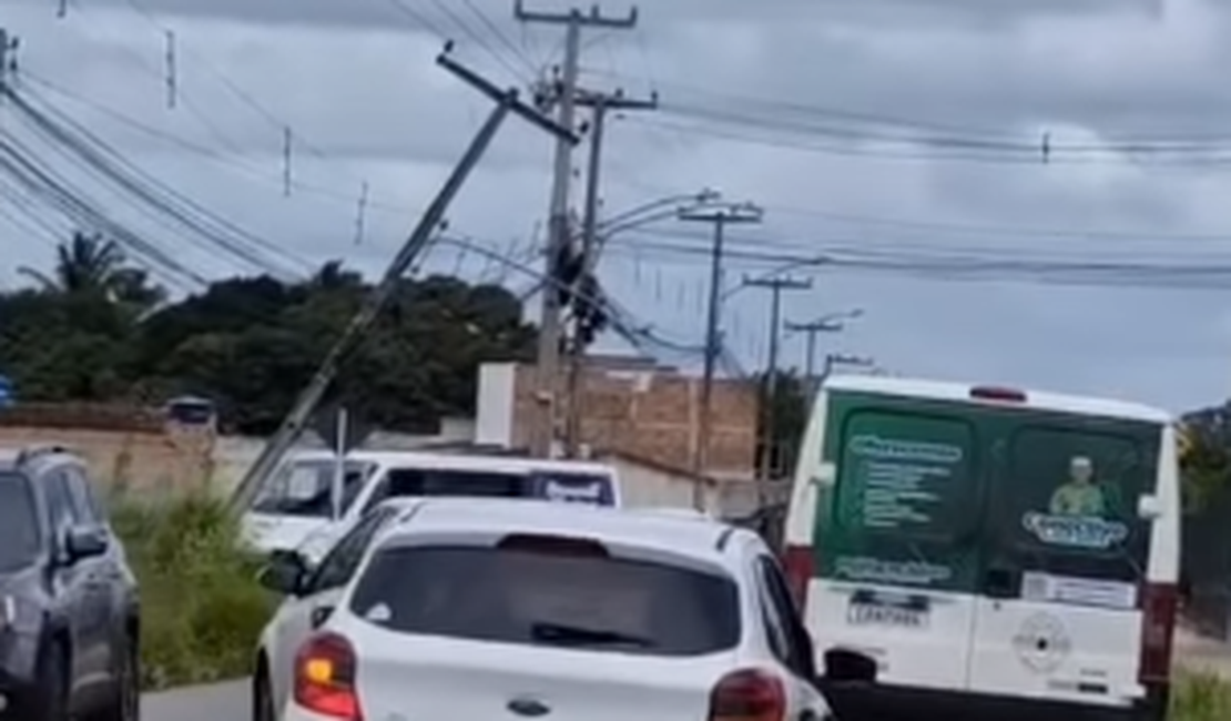 Van colide contra poste após passar por redutor de velocidade em Arapiraca