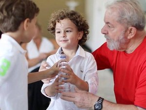 Lula deixa Curitiba para ir ao sepultamento do neto em São Paulo