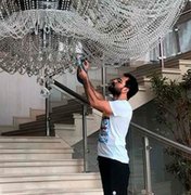 Luciano Camargo mostra lustre gigante em casa