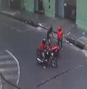 Vídeo flagra momento em que dupla rouba moto de condutora ao parar em cruzamento