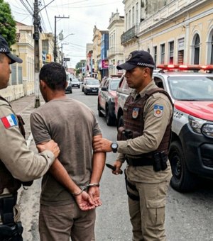 Mulher é ferida na perna e no rosto após ataque com punhal e tem celular roubado em Maceió
