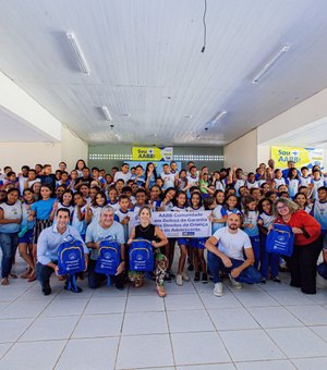 Centenas de estudantes do contraturno recebem kits esportivos