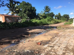 [Vídeo] Moradores vivem à mercê de assaltos, cobras e ratos devido às péssimas condições de ruas em Arapiraca