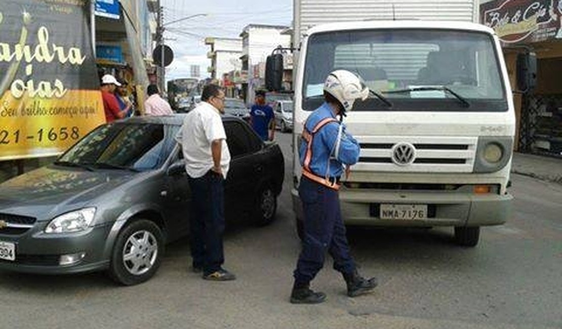 Acidente no Centro de Arapiraca prejudica tráfego de veículos