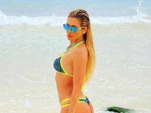 Lívia Andrade posa de biquíni em Aruba e arranca elogios na web