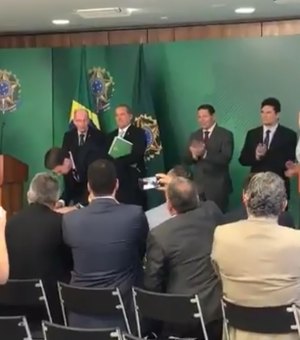 Bolsonaro assina decreto que flexibiliza a posse de armas no Brasil