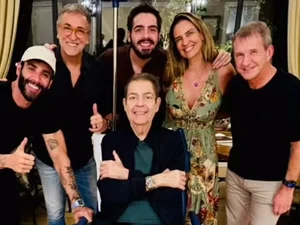 Com pé enfaixado, Faustão aparece ao lado de Gusttavo Lima e amigos