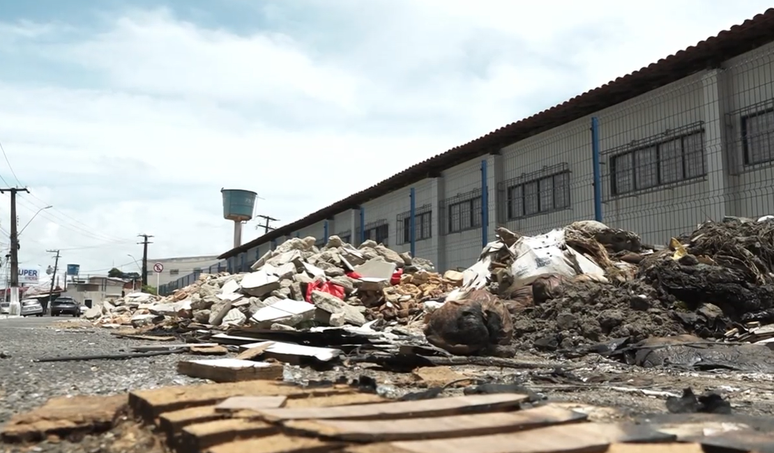 [Vídeo] Lixo e entulho são flagrados no entorno de escola estadual na Ponta da Terra