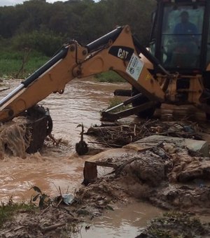 Desenvolvimento Sustentável inicia desassoreamento do Riacho do Silva no Bebedouro