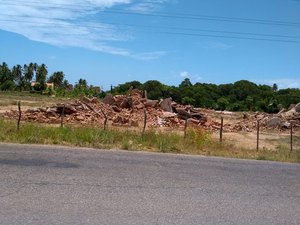 Construção de hotel abandonado é demolida em Maragogi