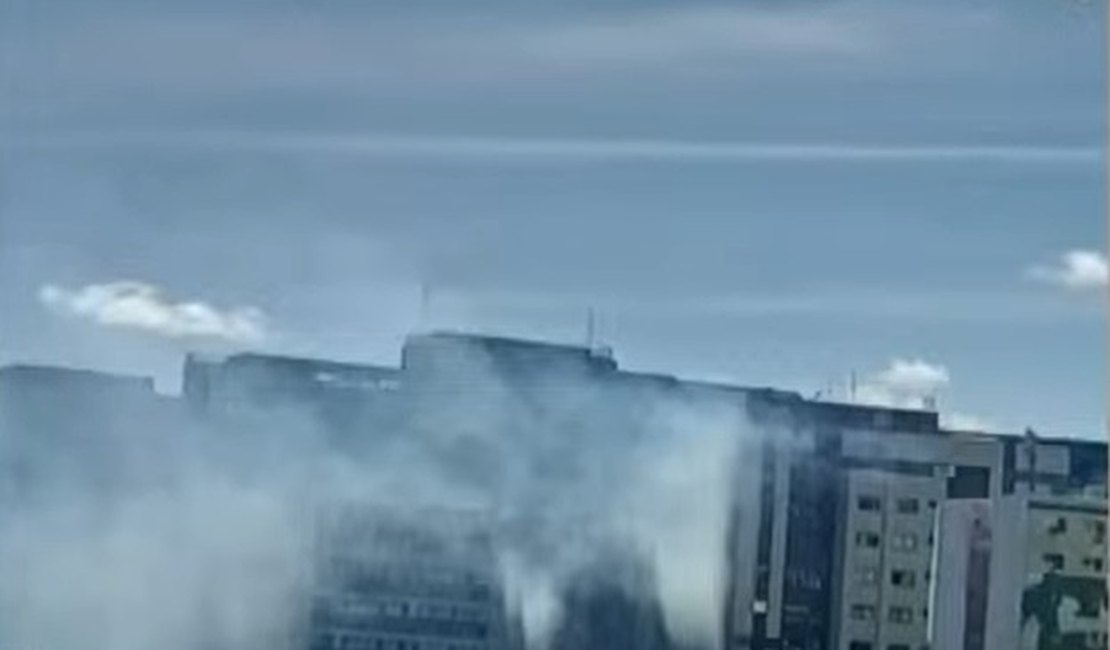 Incêndio atinge academia de edifício na Pajuçara e é controlado pelo Corpo de Bombeiros