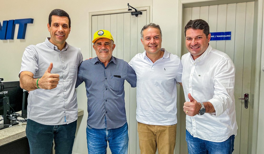 Prefeito de Igaci entrega a Renan Filho projeto de pavimentação do acesso ao Novo Rio