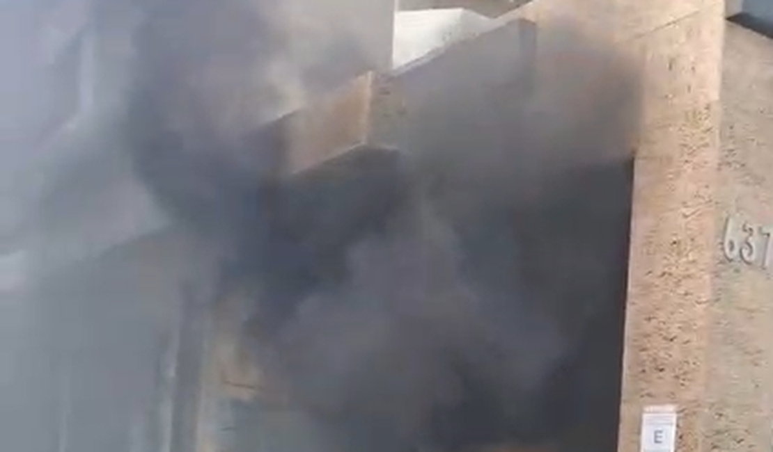 [Vídeo] Incêndio atinge loja de bijuterias e mobiliza bombeiros no bairro da Jatiúca