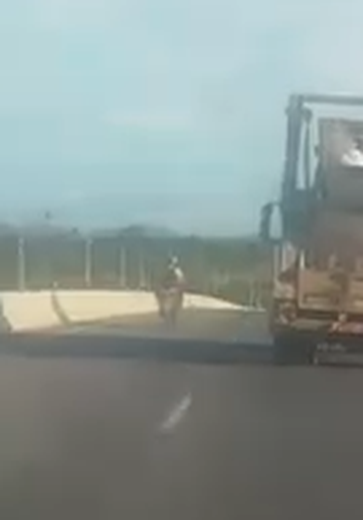 [Vídeo] Motorista flagra lixo sendo transportado de forma irregular na AL-115