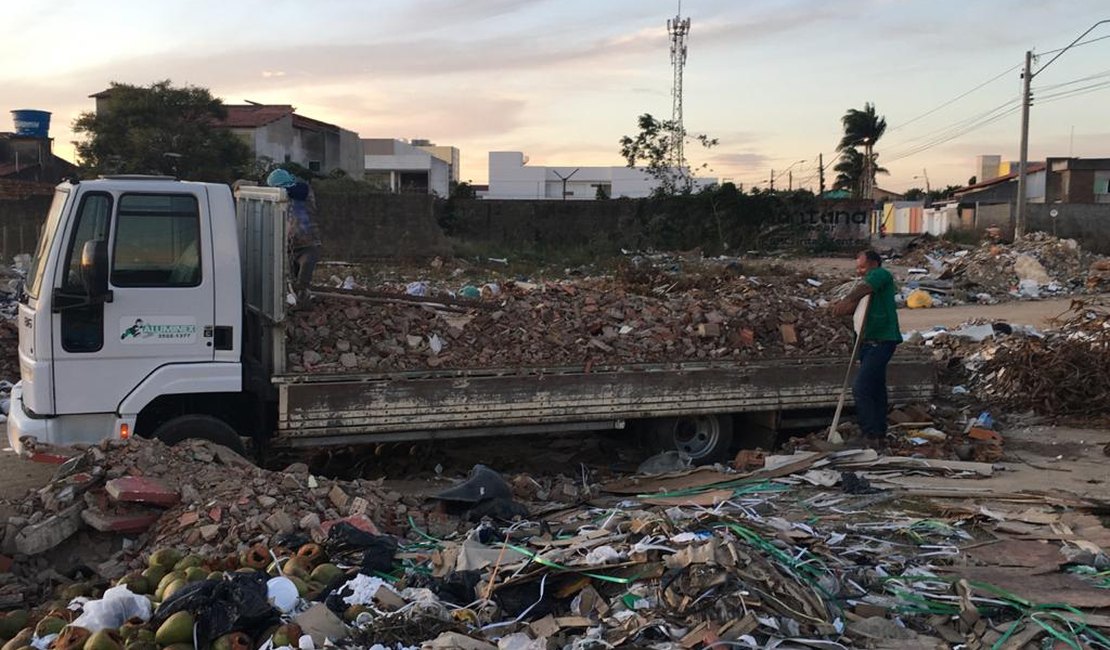Caminhão de empresa é flagrado descartando lixo irregular em Arapiraca