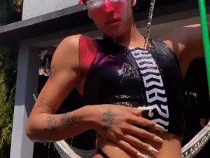 Pabllo Vittar toma banho de mangueira durante treino ao ar livre