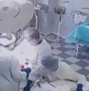 Médicos em cirurgia seguram paciente durante terremoto na Rússia