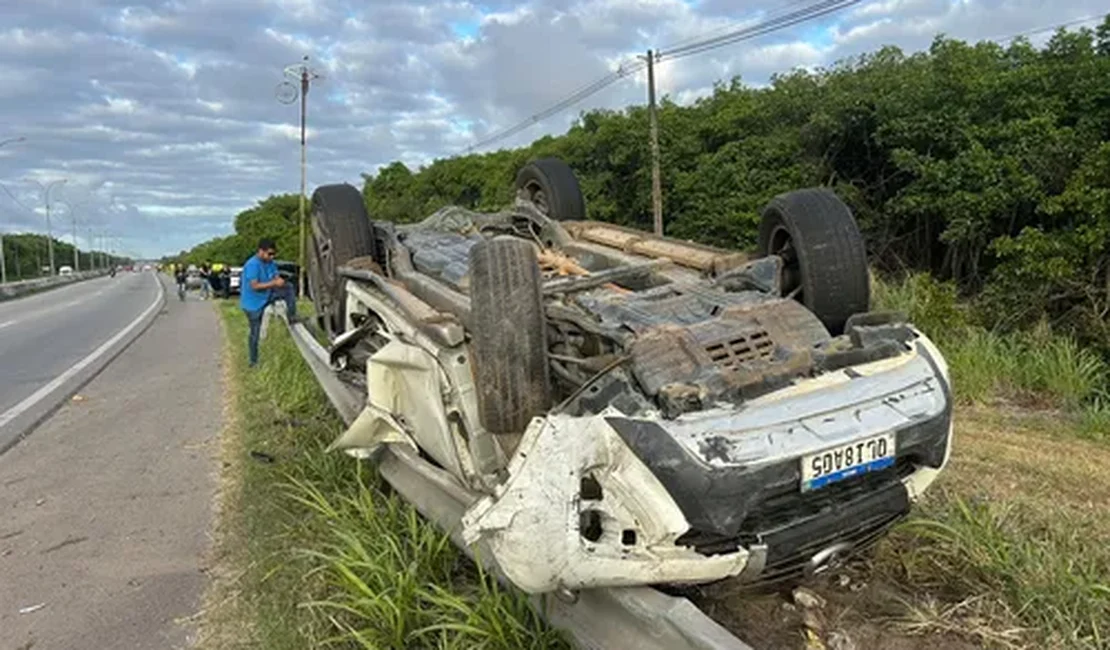 SW4 capota na AL-101 Sul após motorista perder controle em curva