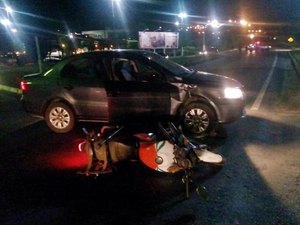 Motociclista fica ferido em colisão com carro na BR-101