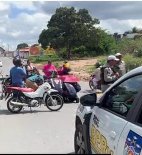 Colisão entre motos e bicicleta deixa feridos nas proximidades do Bosque das Arapiracas 