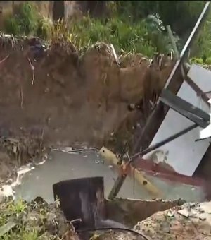 Com solo encharcado, asfalto cede e deixa cratera na Grota do Pau D'Arco