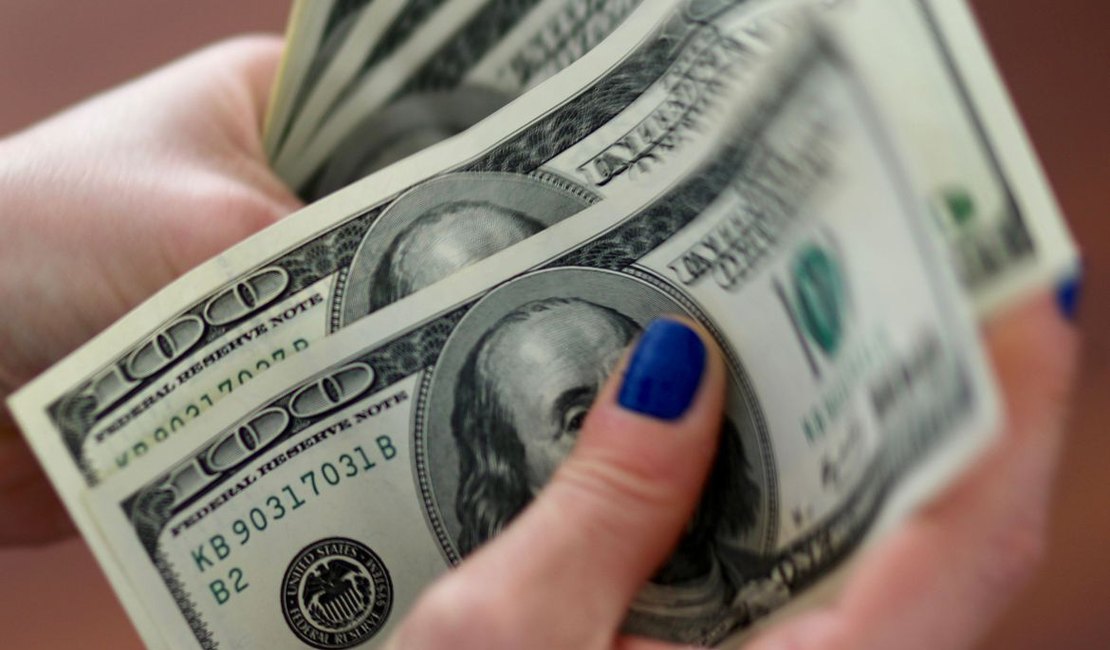 Dólar cai para R$ 4,86 após aprovação da reforma tributária